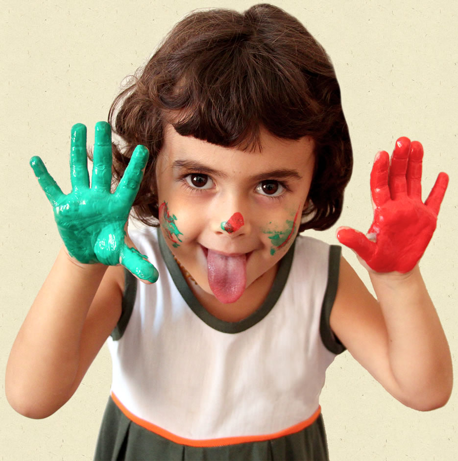 Criança mostrando as mãos com tinta